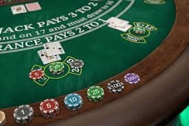 Meja Three Card Poker live dengan dealer di platform super303